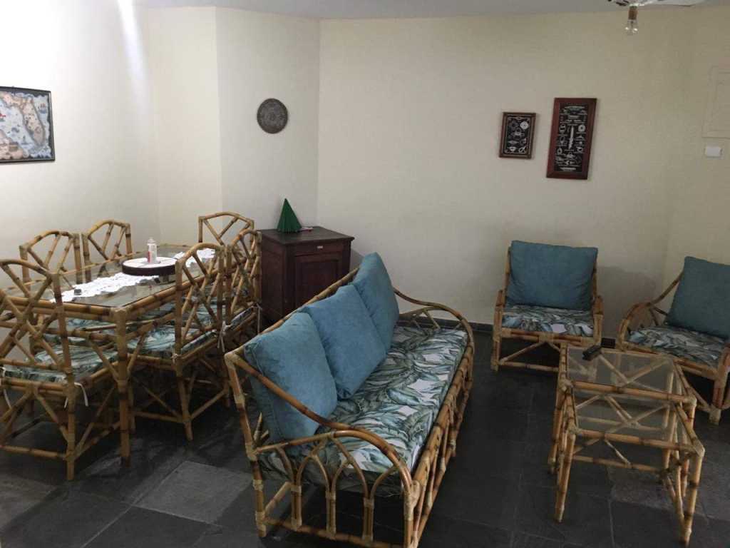 Apartamento confortável na Praia de Astúrias 3 dormitórios para até 8 pessoas