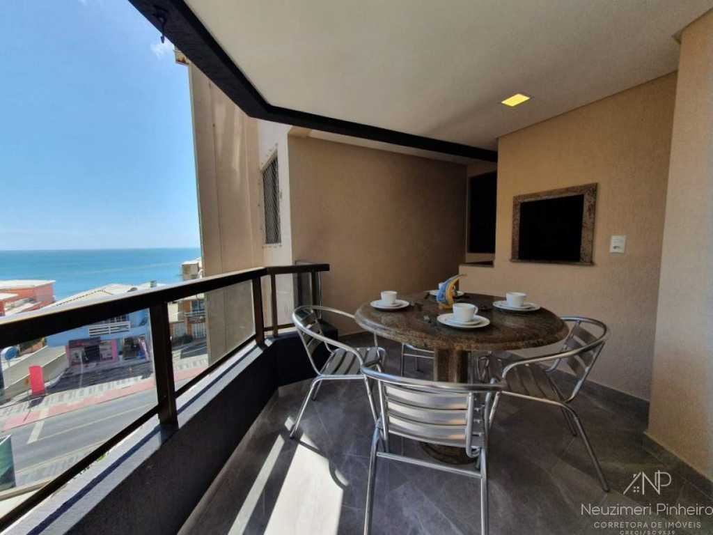 Apartamento com 2 dormitórios, sendo uma suíte, na Avenida, sacada com churrasqueira e vista para o mar. Possui wi-fi. - 047