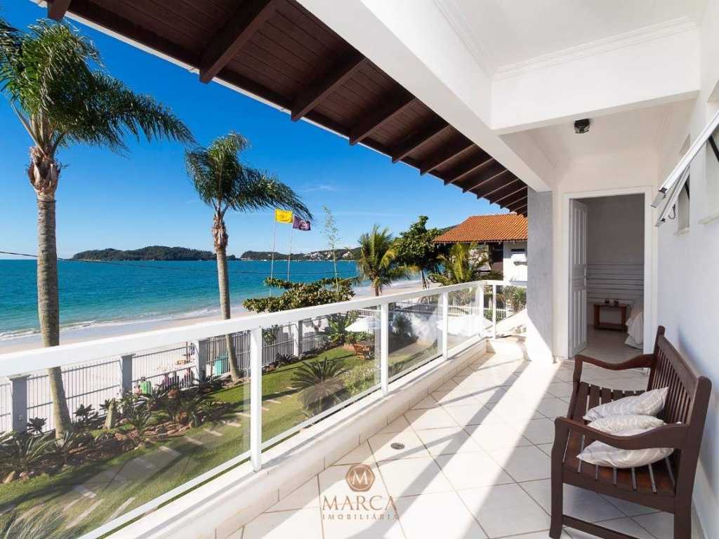 CASA COM PISCINA FRENTE MAR NO CENTRO BOMBINHAS