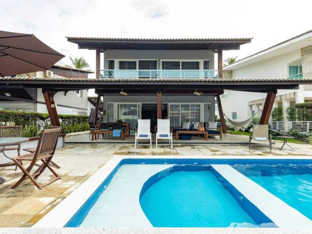 Casa com piscina a beira mar de ALTO PADRÃO