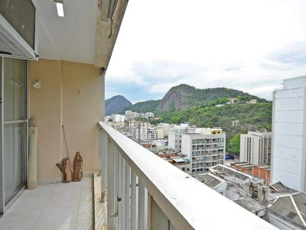 Apartamento de 2 quartos com varanda e vaga de garagem no Leme!