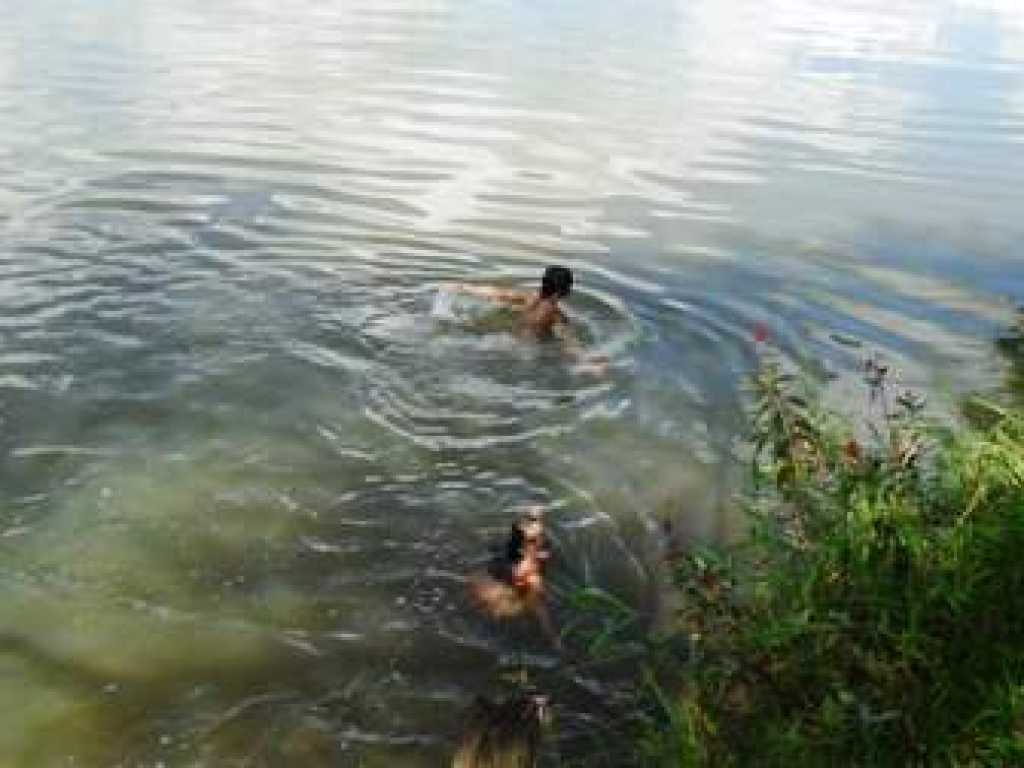 Rancho simples para pescaria, com 2 quartos, banheiro, sala, cozinha.