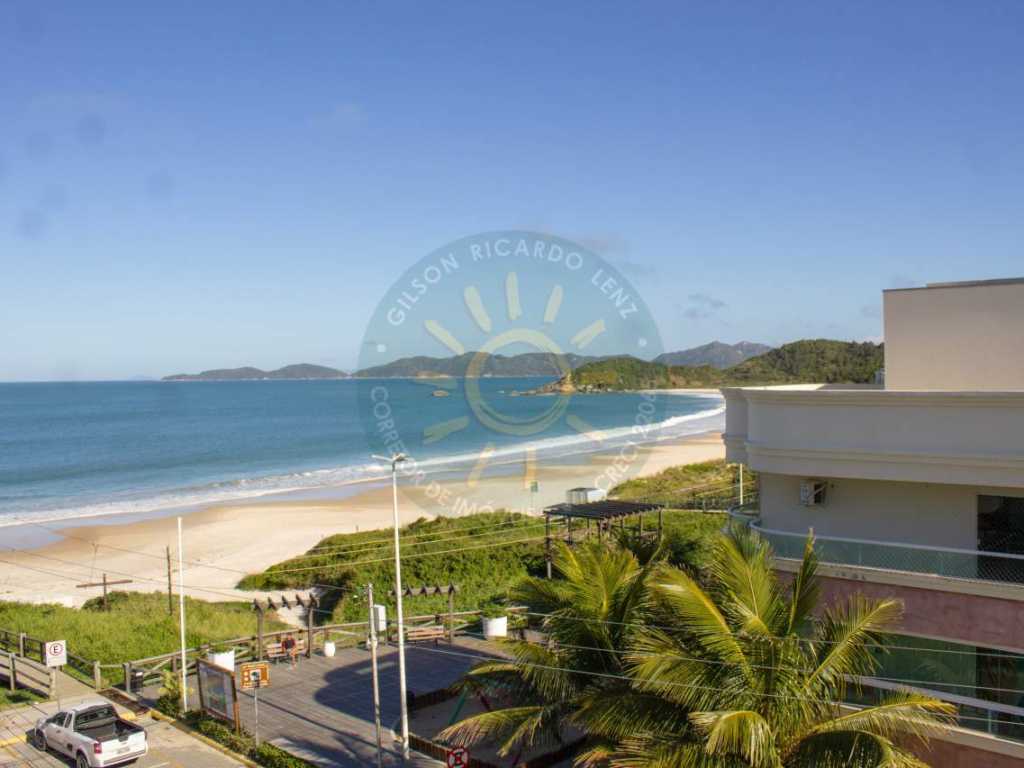 Loft amplo com vista para o mar, localizado na praia de Quatro Ilhas em Bombinhas.