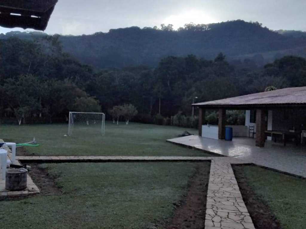 Chácara com  4000m de área verde toda gramada e 2 casas! Em Extrema-MG