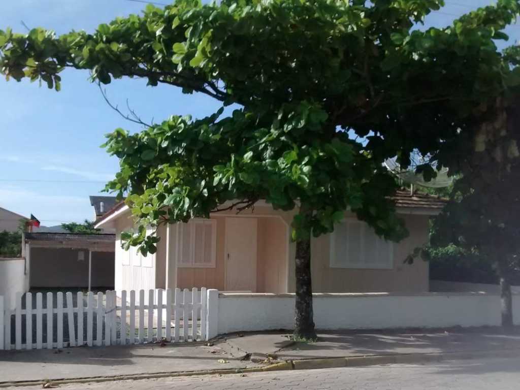 Casa de Madeira em Canto Grande a 90 metros da praia