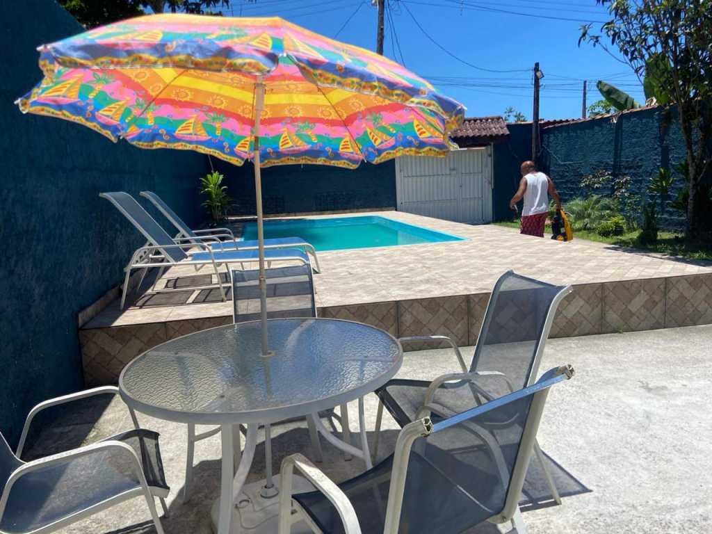 Casa com Piscina, amplo espaço em Bertioga