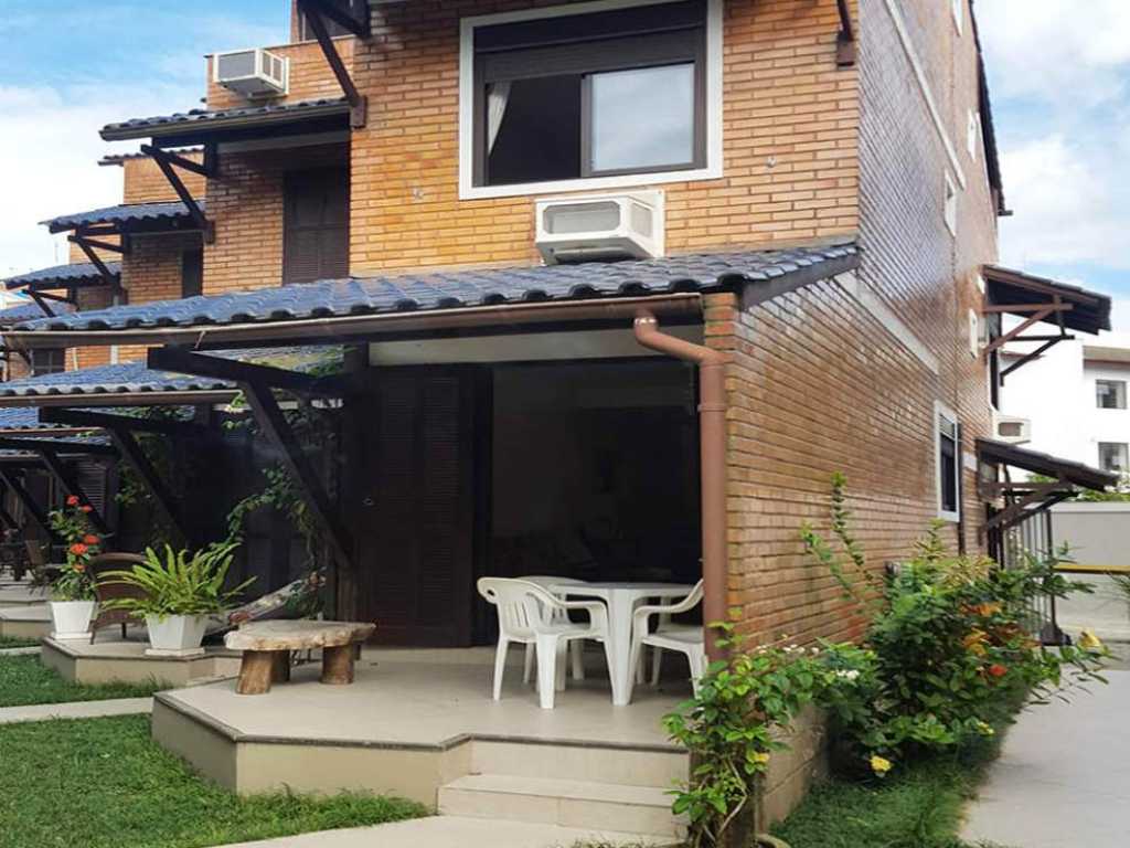 Belíssimo Triplex em condomínio fechado a beira mar, com vista e saída mar na praia de Canasvieiras.