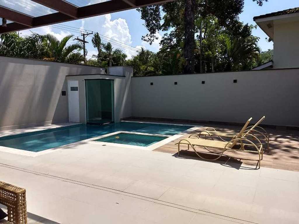 Triplex de alto padrão em condomínio fechado na paradisíaca Praia do Engenho.