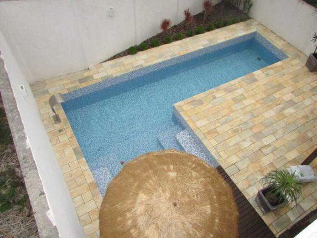 Linda casa com piscina e 4 suítes com ar condicionado em Balneário Camboriú.