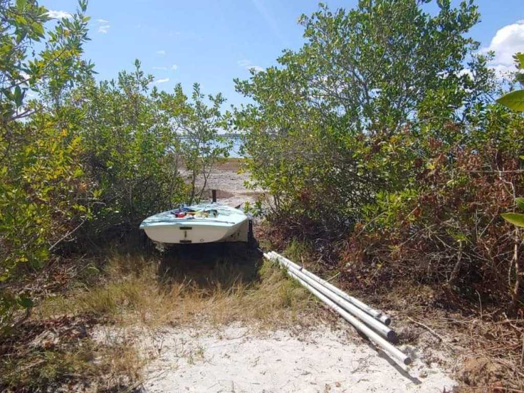 Casa rustica em Arraial do Cabo Figueira de fundos para a lagoa e a três quadras do mar.