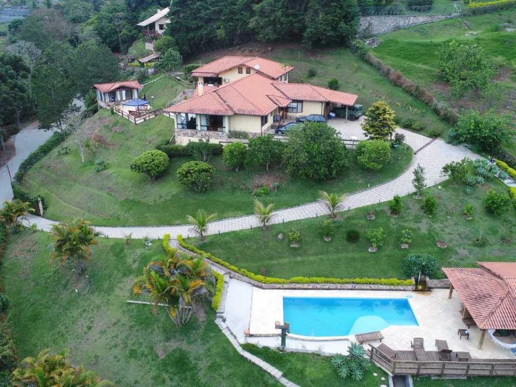 Linda casa com vista para as montanhas na Serra de Petropolis.