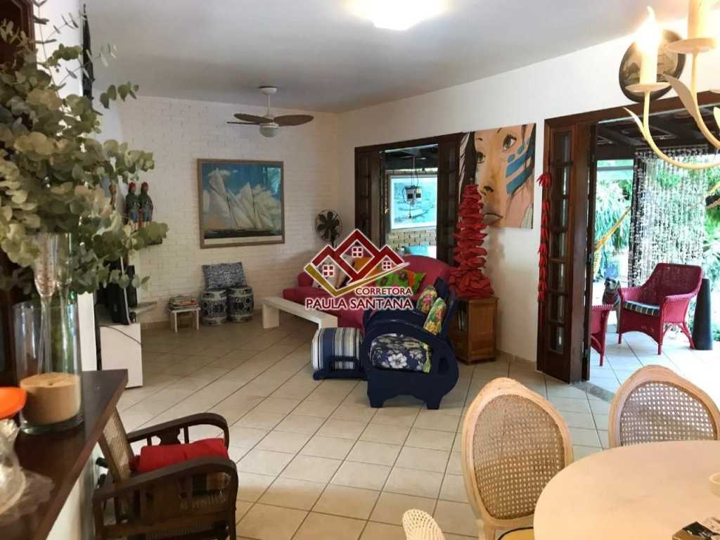 EXCELENTE CASA, ONDE SE ENCONTRA APENAS A 50 METROS DA PRAIA