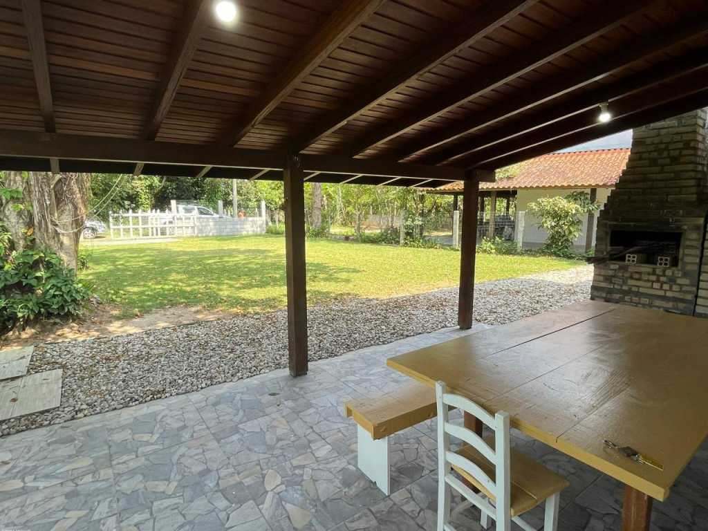 Casa localizada em área residencial 100MTS DO MAR - F13