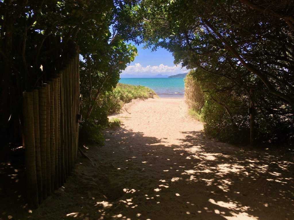 Casa pé na areia em Manguinhos. Estilo rústico Buziano.