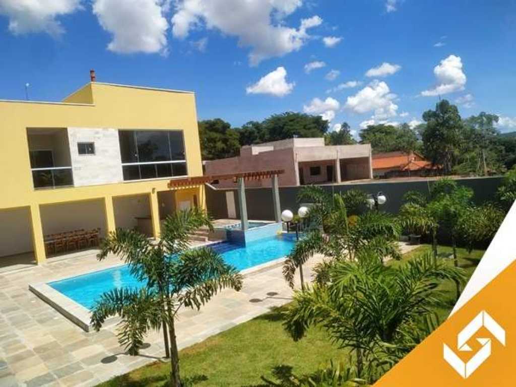 LINDA CASA EM CONDOMÍNIO FECHADO COM TOTAL SEGURANÇA E PORTARIA 24 HORAS.