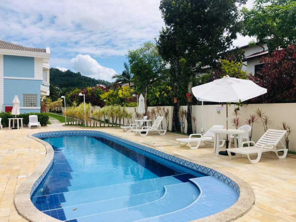 Lindo apartamento em condomínio com piscina próximo ao mar!