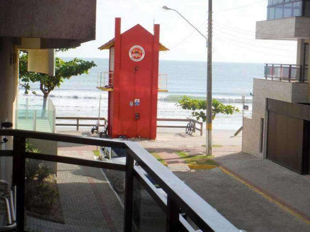 Apartamento de 2 quartos com ar na quadra do mar - Meia Praia