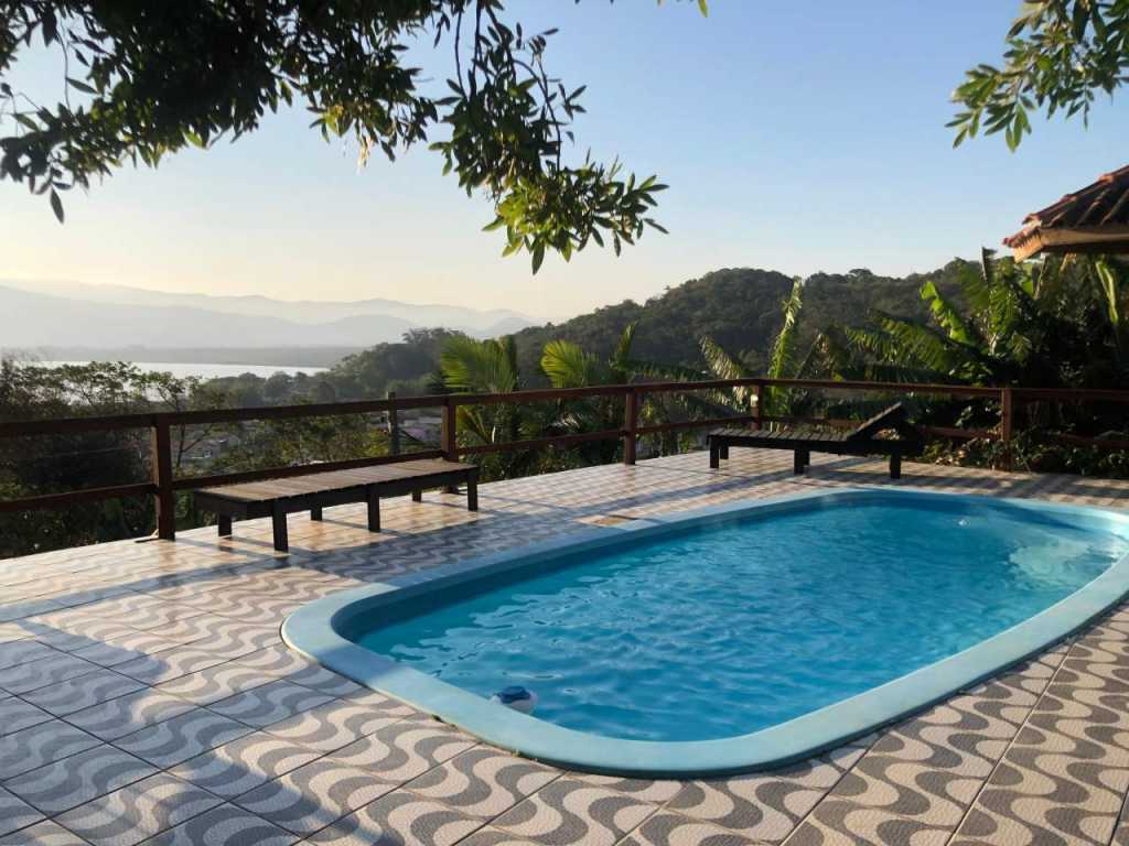 Linda casa com piscina no morro da Praia da Ferrugem, 700 metros do mar. - F7