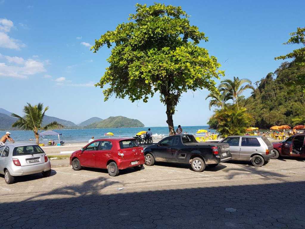 Apartamento Pé-na-areia com 3 quartos para temporada em Ubatuba