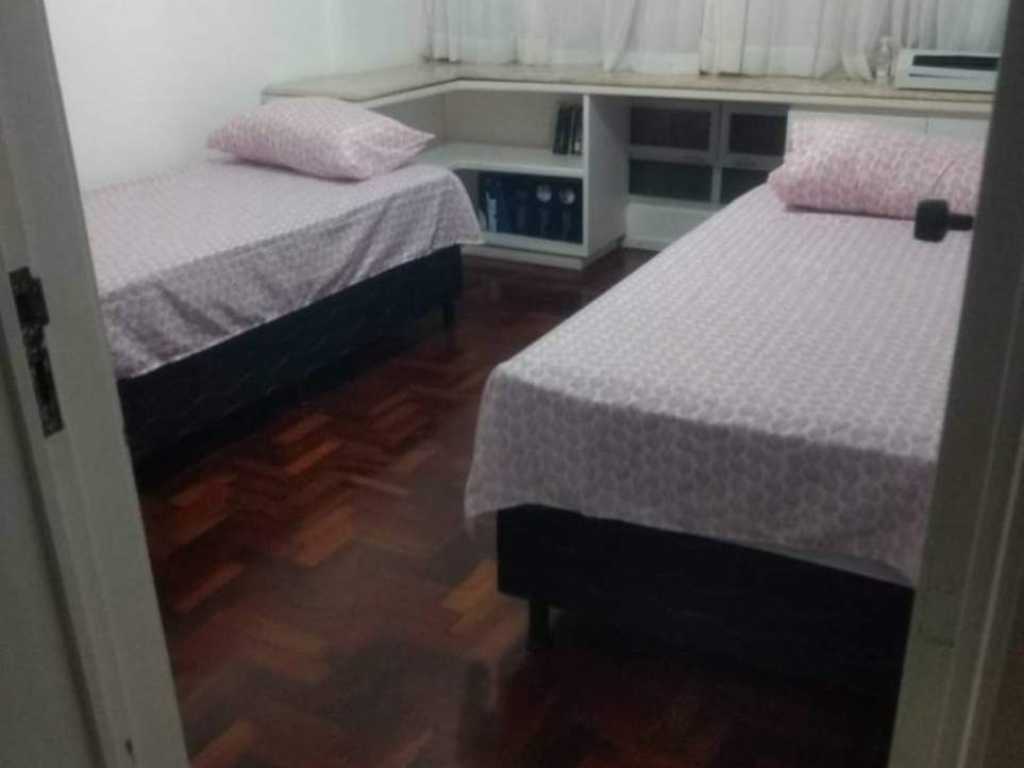 Quarto triplo em aconchegante apto  beira-mar