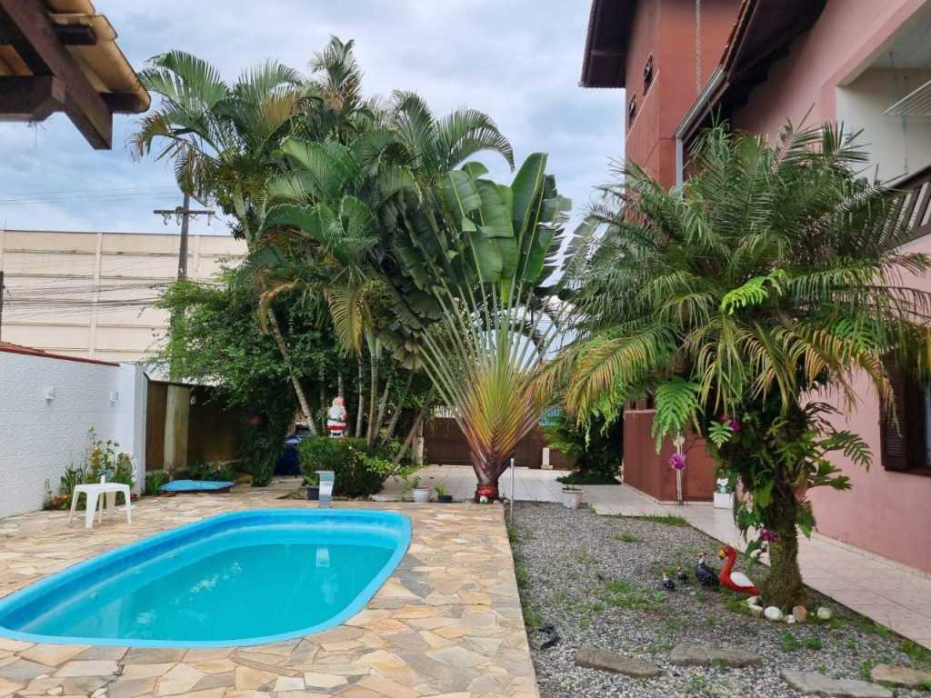 Apartamento há 230mts  do  Mar  em Ubatuba com Piscina