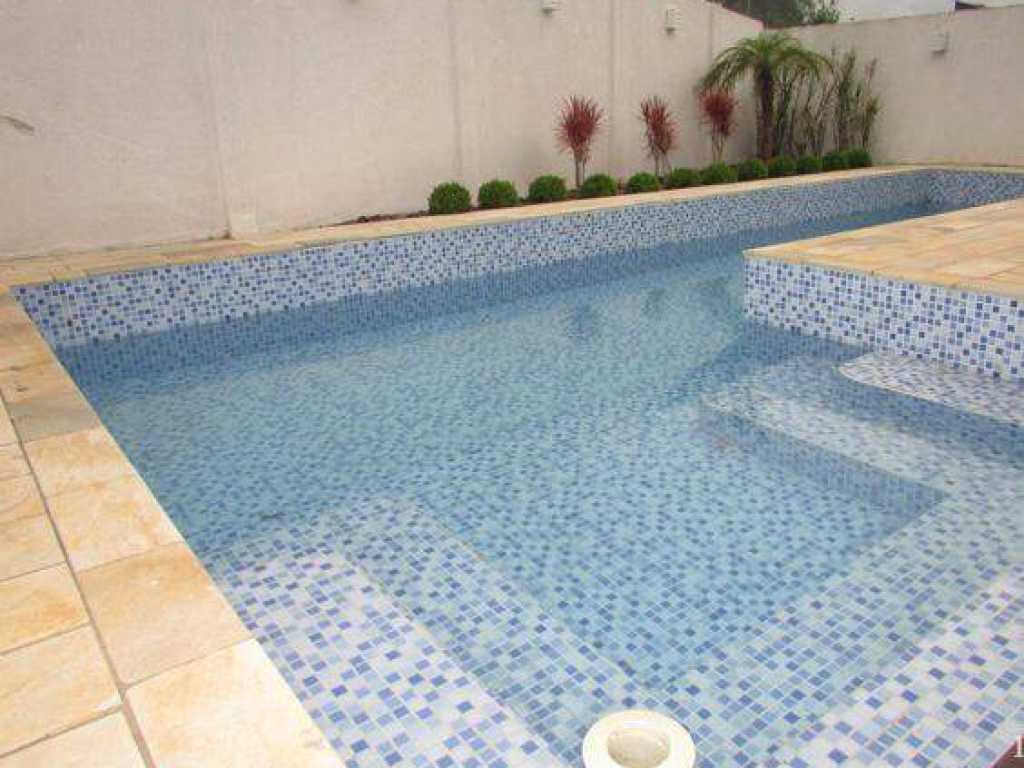 Linda casa com piscina e 4 suítes com ar condicionado em Balneário Camboriú.