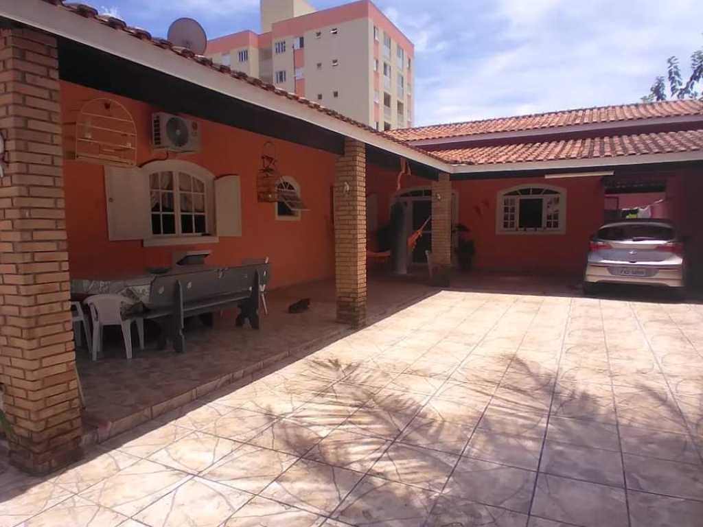 Casa com piscina a 50 metros da praia