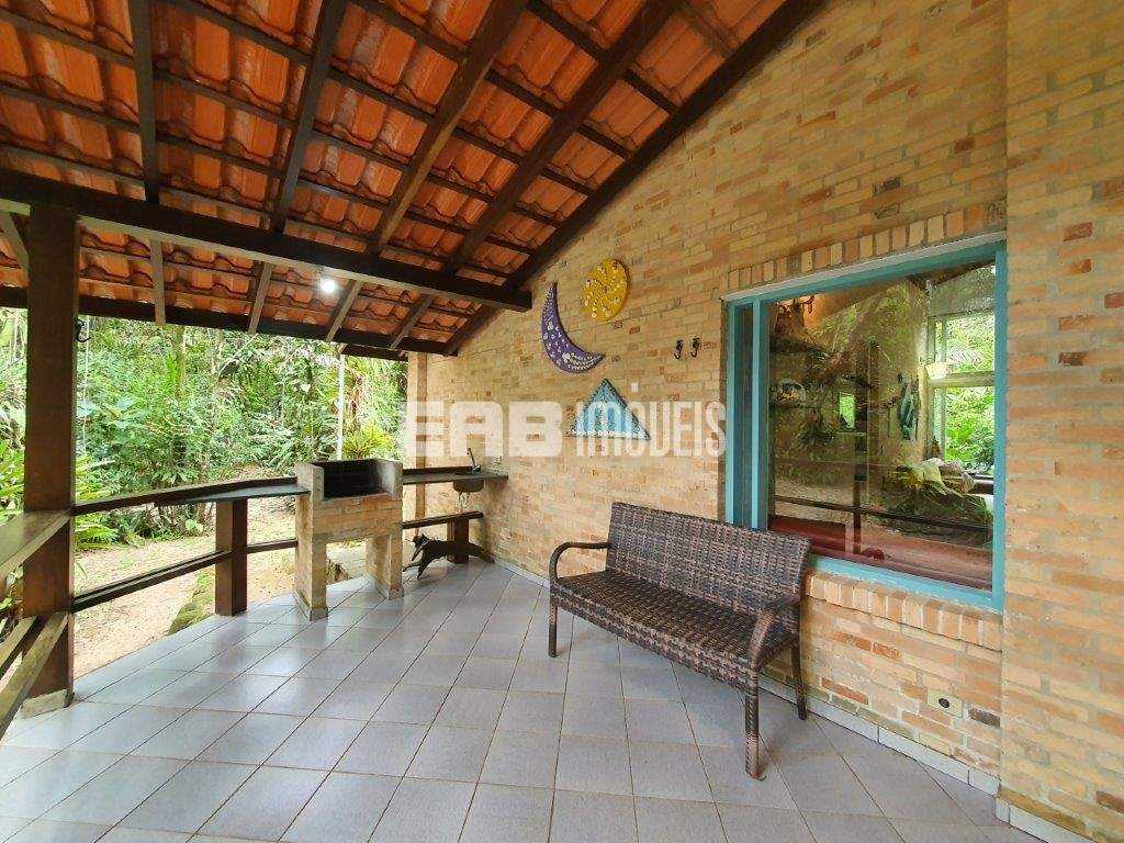 Casa integrada à área verde, ideal para uma família. Acomoda até 6 pessoas - Pe20