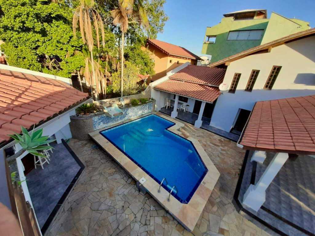 Casa com piscina 300 mts da praia