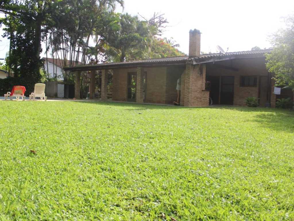 Linda Casa em Ubatuba,praia do Lazaro, condomínio fechado, 50 mts da praia