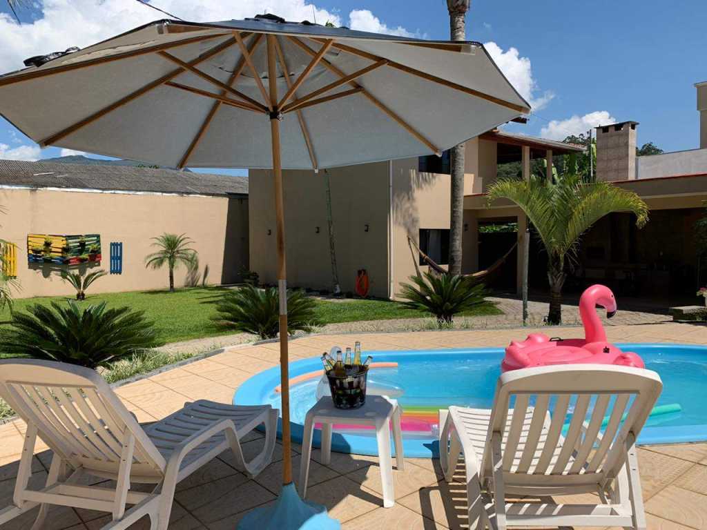 Linda casa com piscina em ITAPEMA