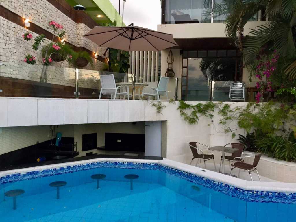 Luxuosa casa de alto padrão com piscina e vista mar