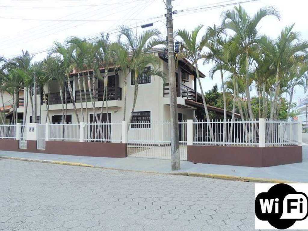 Casa 2 dormitórios para Temporada, Bombinhas / SC, bairro Canto Grande, 2 dormitórios, 2 suítes, 3 banheiros, 2 garagens, mobiliado