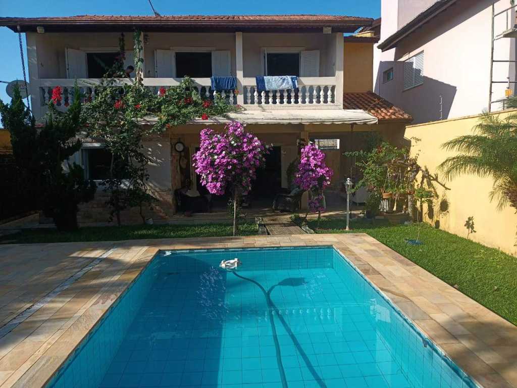 Casa deliciosa a uma quadra da praia e piscina