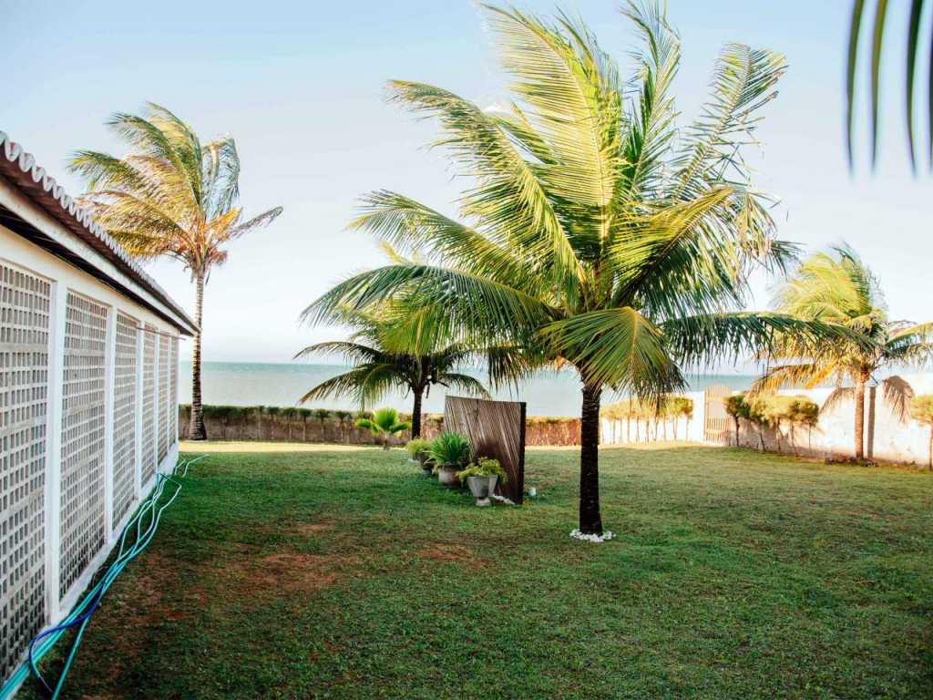 Casa frente à praia com piscina e churrasqueira