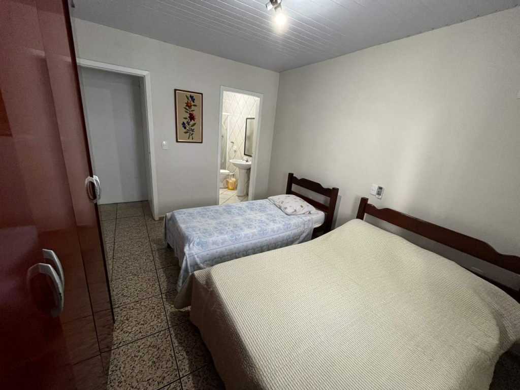 Res.Joel Casa nº 48 com 3 dormitórios (1 suíte), para 10 pessoas, completa, no centro de Balneário Camboriú