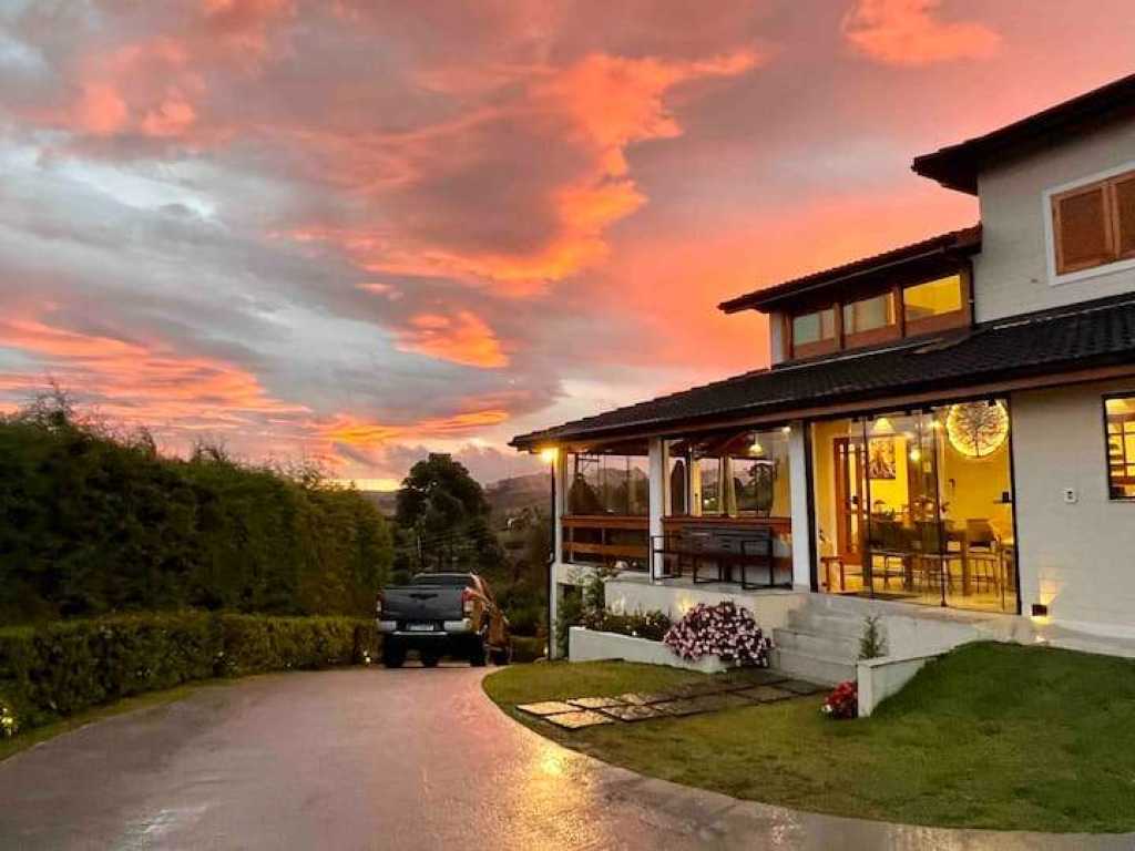 Casa em Condomínio Fechado com Piscina Aquecida,Hidro e Vista Linda