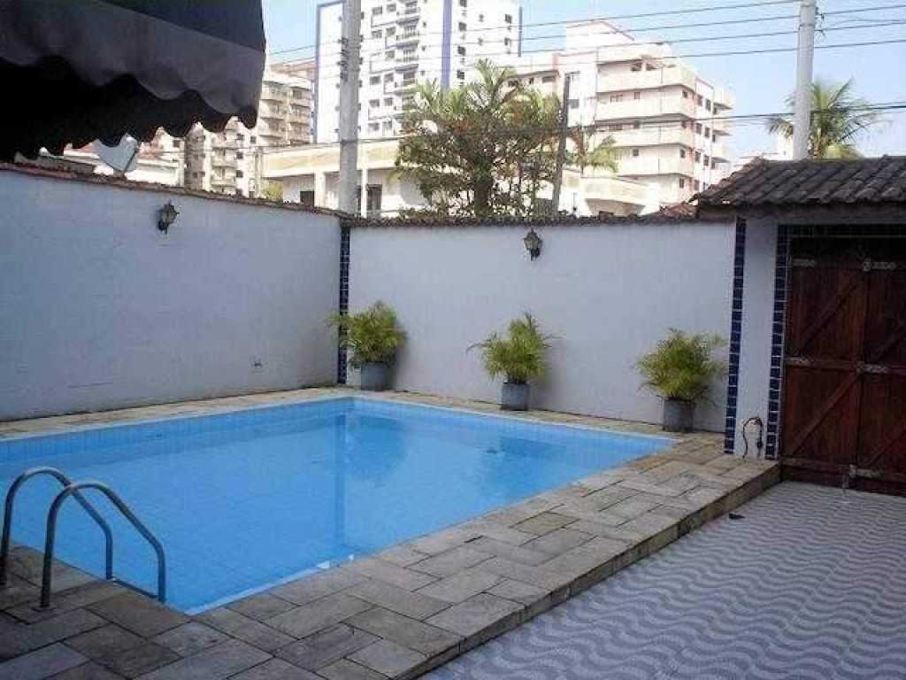 CASA PARA TEMPORADA PRAIA GRANDE COM PISCINA E PRÓXIMO AO CALÇADÃO