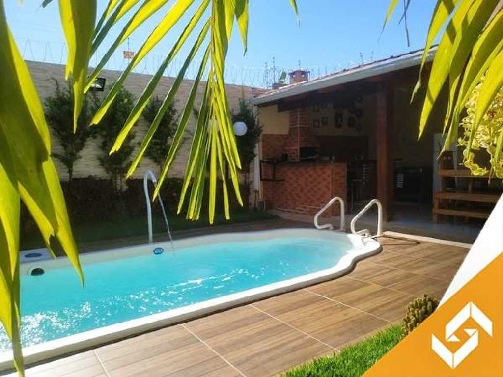 LINDÍSSIMA CASA DE ALTO PADRÃO C/3 QUARTOS E PISCINA, ÓTIMA LOCALIZAÇÃO.