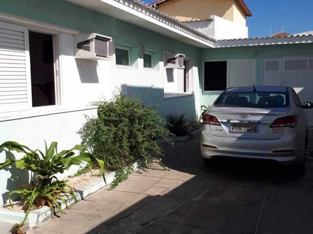 Casa com 4 dorms - Frente a Orla da Praia dos Anjos