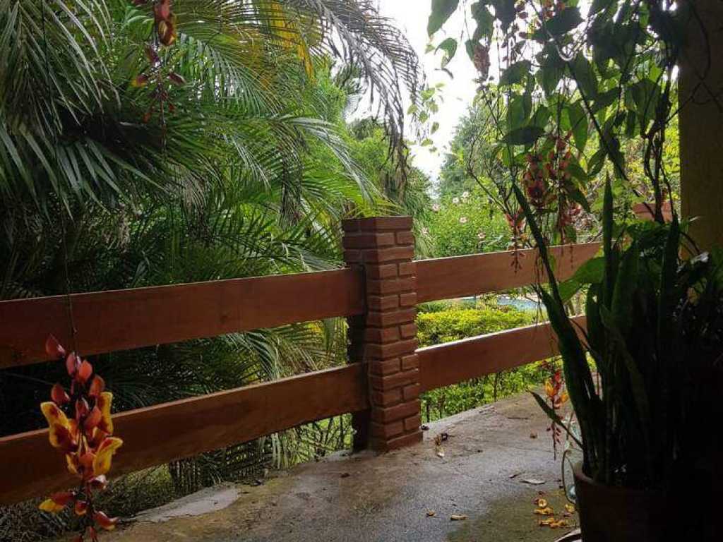 Casa em condomínio de alto padrão com lareira e piscina