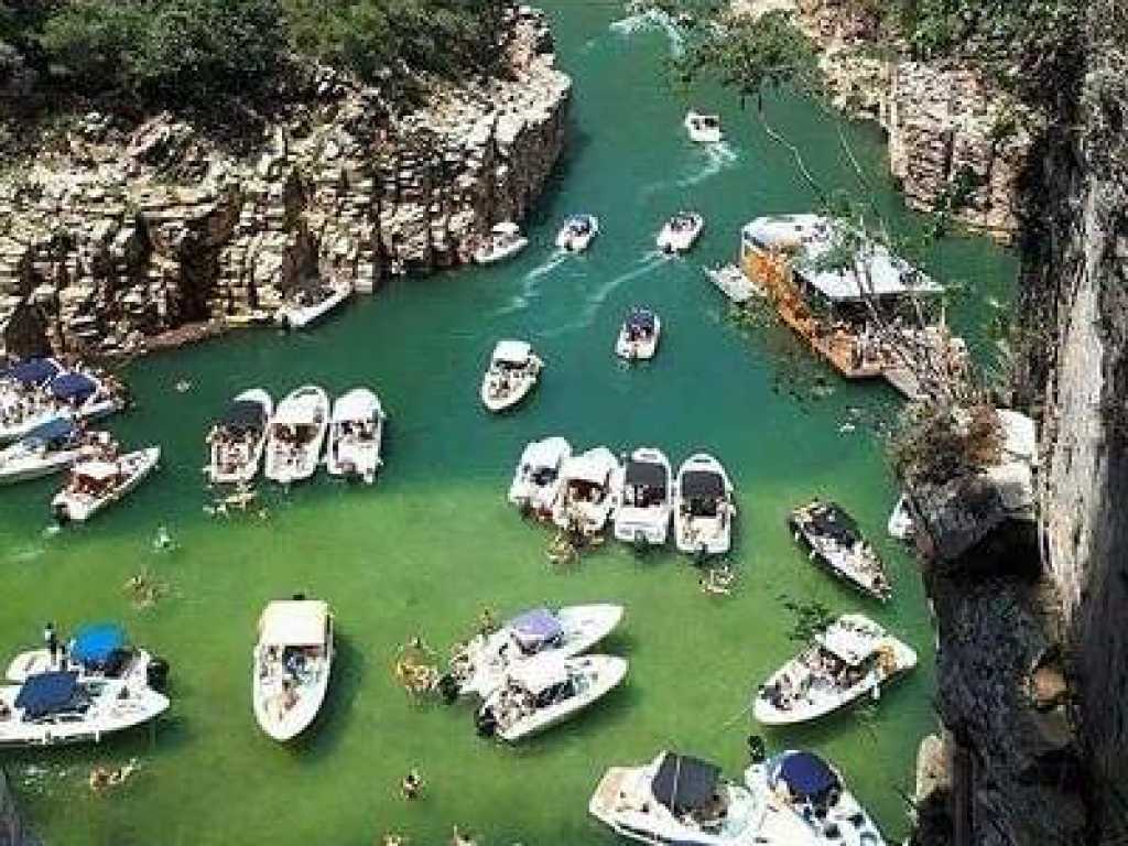 Passeio de Lancha em Capitólio com saída de Escarpas do Lago