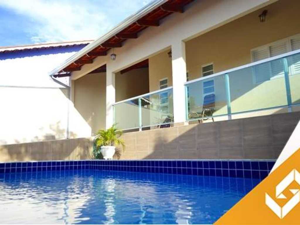 LINDÍSSIMA CASA C/3 QUARTOS E PISCINA AQUECIDA C/ HIDROMASSAGEM PRÓXIMO AO CENTRO DA CIDADE.