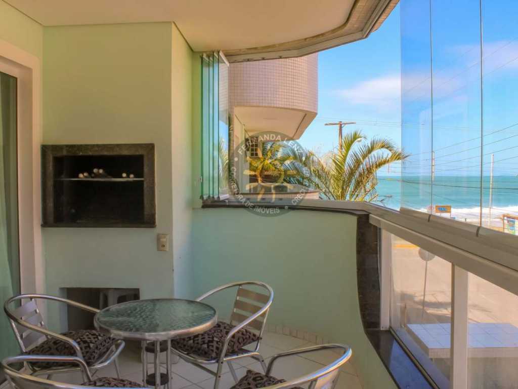 Apartamento lateral com linda vista do mar, localizado a 20 metros da praia de Quatro Ilhas em Bombinhas - Exclusivo.