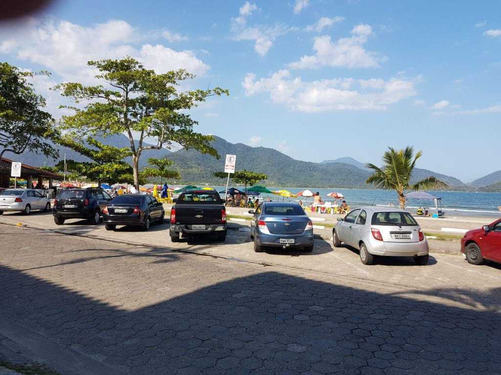 Apartamento Pé-na-areia com 3 quartos para temporada em Ubatuba