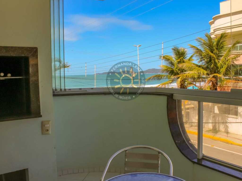 Apartamento lateral com linda vista do mar, localizado a 20 metros da praia de Quatro Ilhas em Bombinhas - Exclusivo.