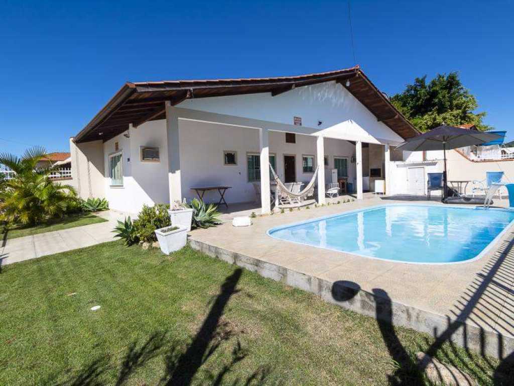 CASA COM PISCINA NA PRAIA DE ZIMBROS A 350 METROS DA PRAIA