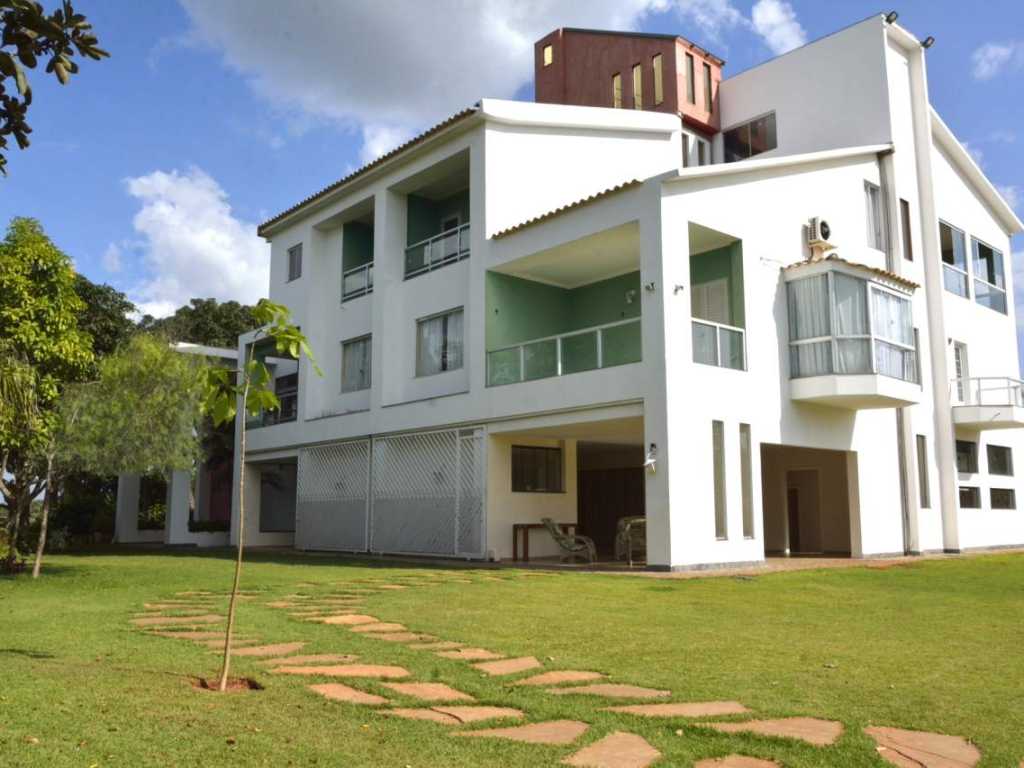 Casa confortável, arejada com lindo jardim, piscina e churrasqueira