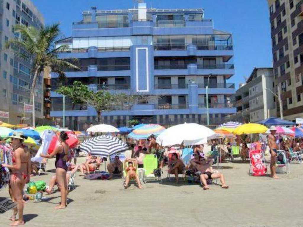 Apartamento de 2 quartos com ar  frente para a praia - Meia Praia