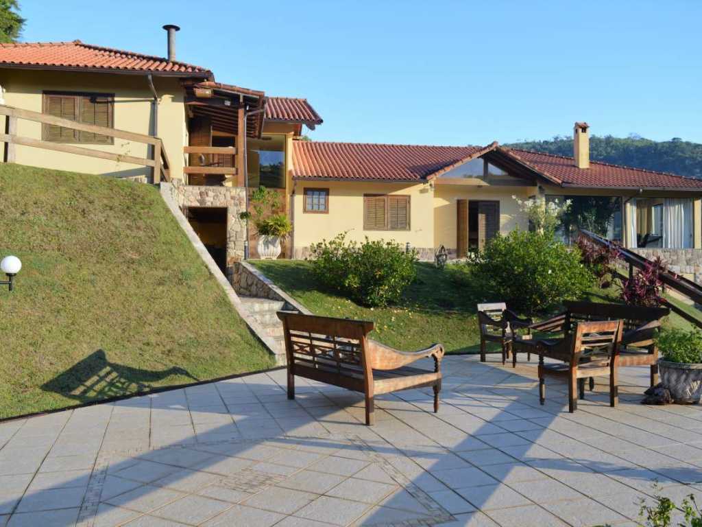 Linda casa com vista para as montanhas na Serra de Petropolis.